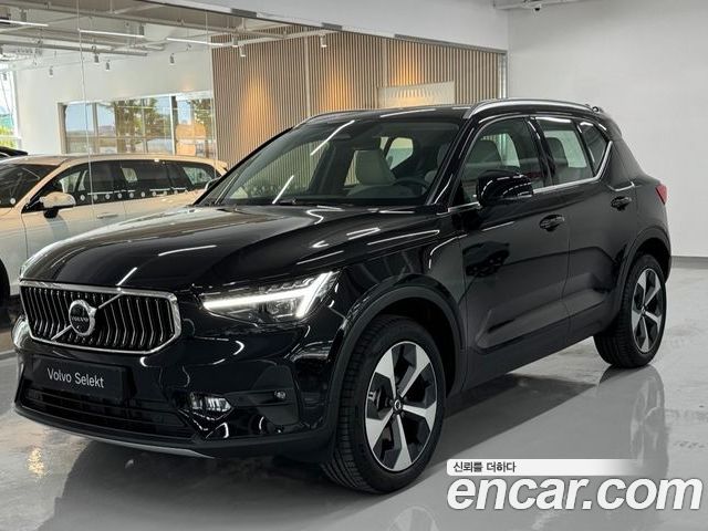 Volvo XC40 2025