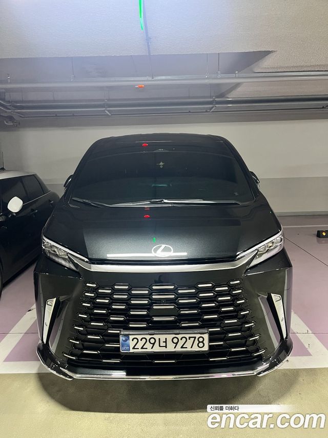 Lexus LM 2025