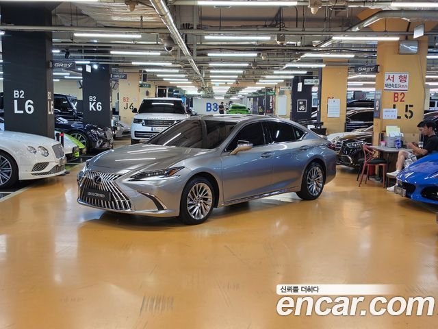 Lexus ES 2025