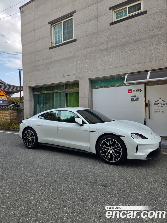 Porsche Taycan 2025