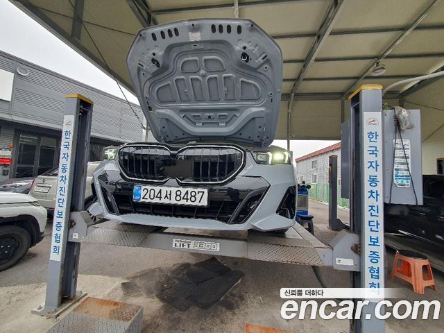 BMW 5-Series 2024