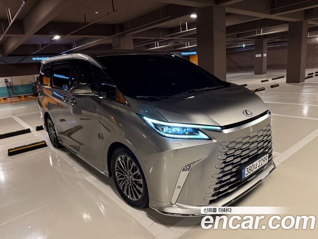 Lexus LM 2025