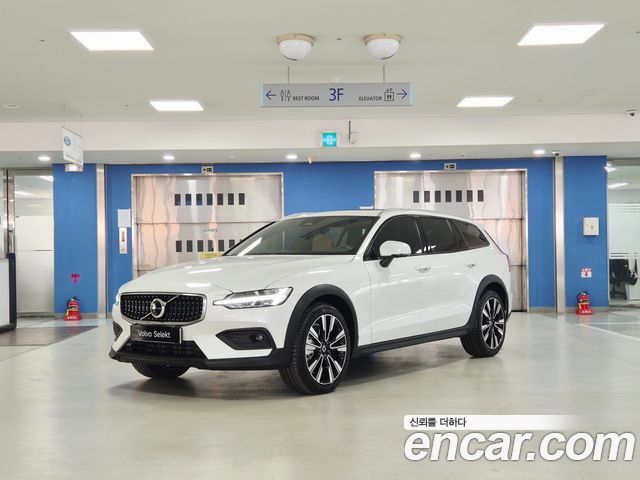 Volvo V60 2025